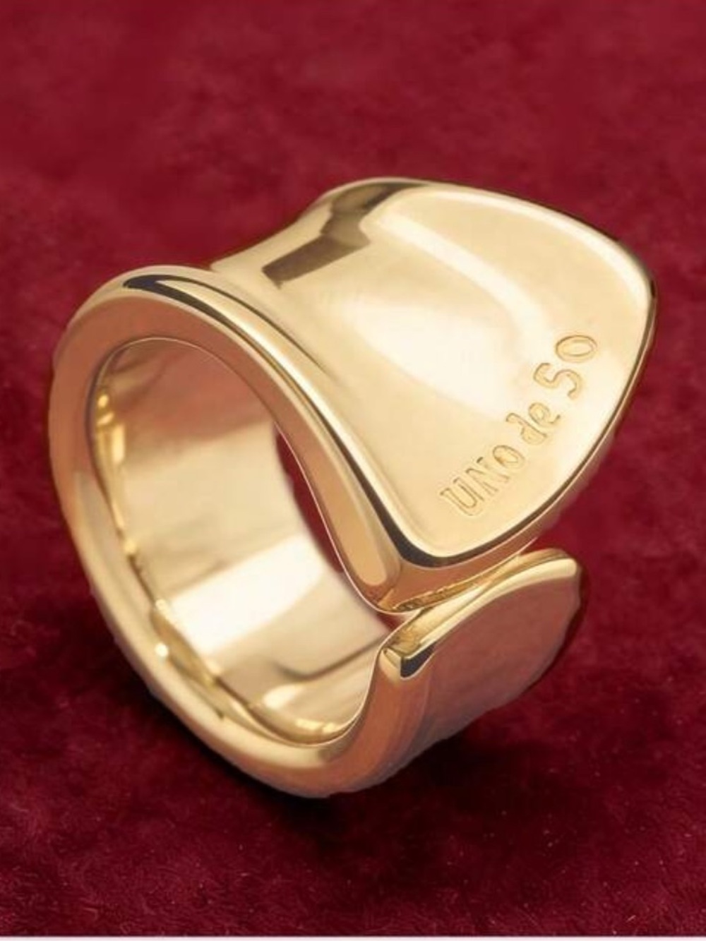 Gold Tone Uno de 50 chunky ring.  New size 7. NO BOX OR BAG